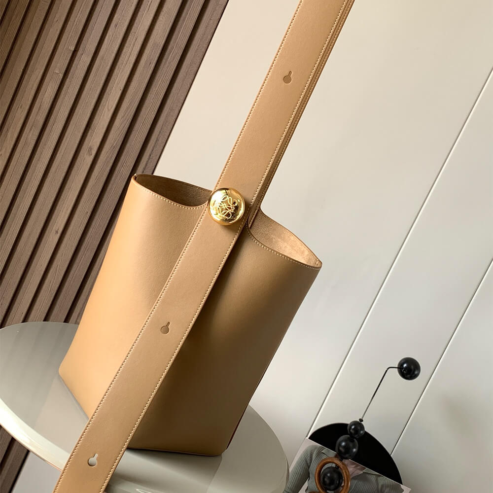 LOEWE Medium Pebble bucket in smooth calfskin(high-end grade)